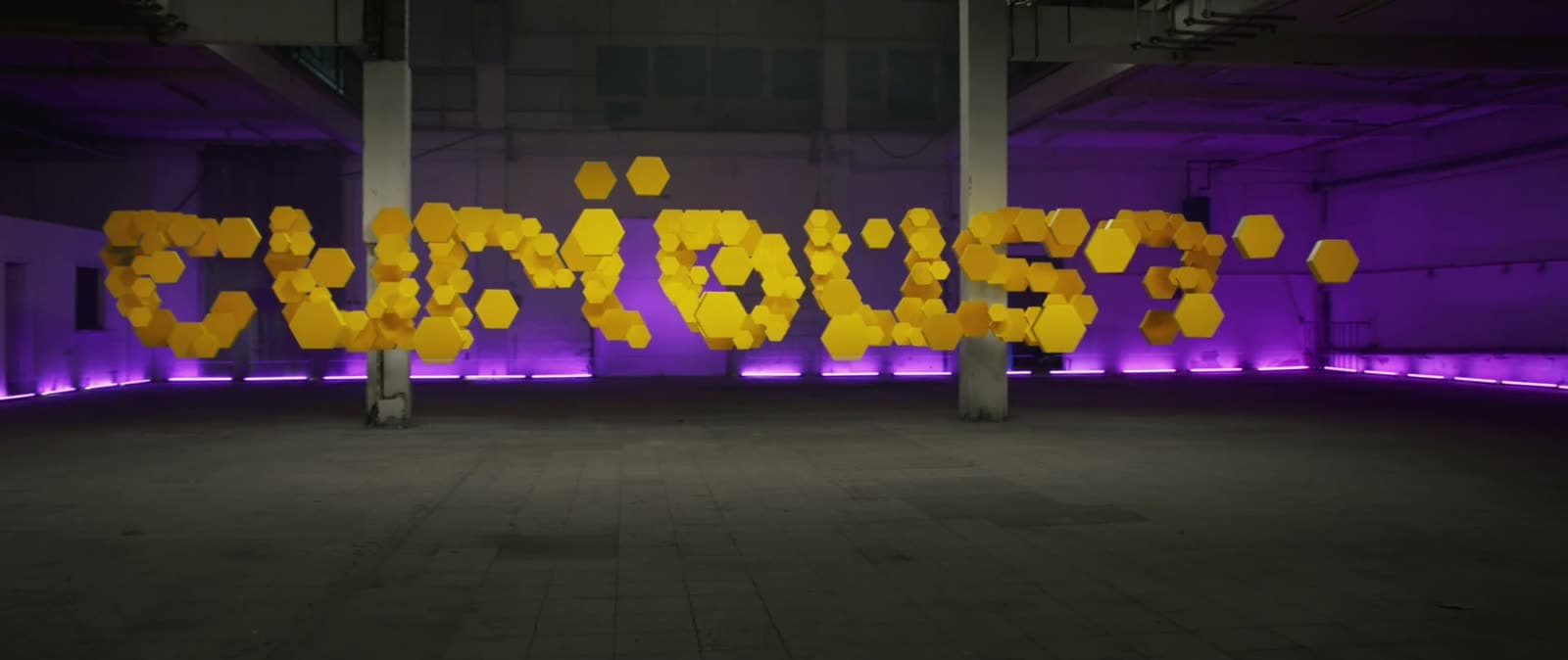 Raumgreifende Schriftinstallation für Merck