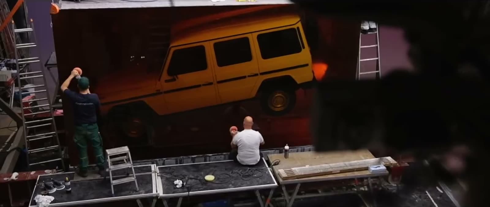 Fahrzeug im Kunstharz-Block